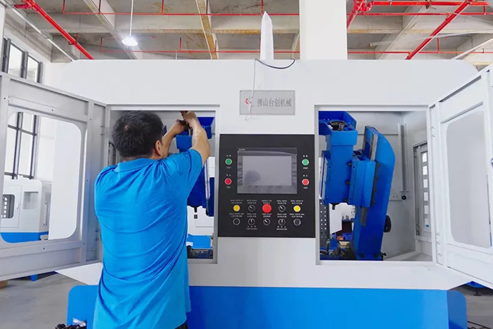 ما مدى عمق قطر الثقب السفلي للخيط مقارنة بعمق الخيط؟