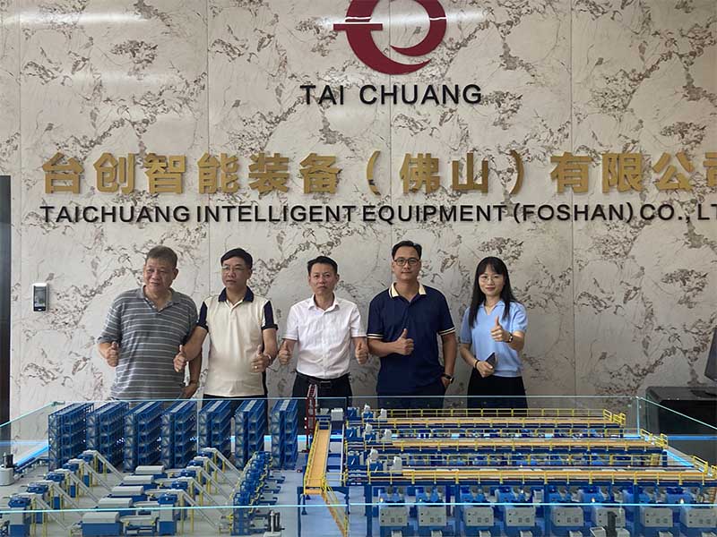 عميل من فيتنام يزور شركة TAICHUANG Intelligent للتعاون في مجال آلات نقر الجوز
