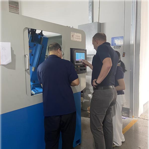 عميل بريطاني يزور شركة TAICHUANG لفحص آلة لولبة الجوز