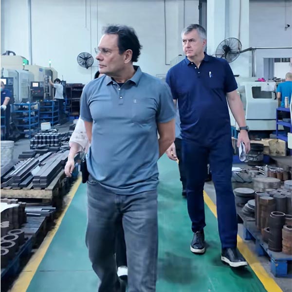 العملاء البرازيليون يزورون Taichuang