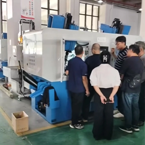 فريق العملاء الكوري الجنوبي يزور Taichuang للحصول على قبول ماكينة نقر الجوز